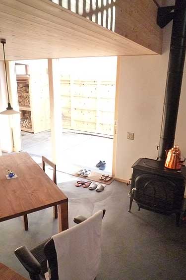 エントランスと薪ストーブ