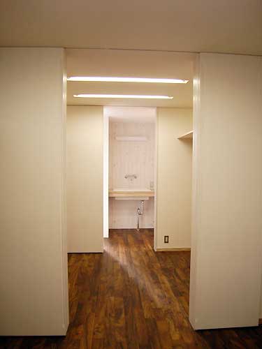 寝室からウォークインクローゼット〜シャワー室